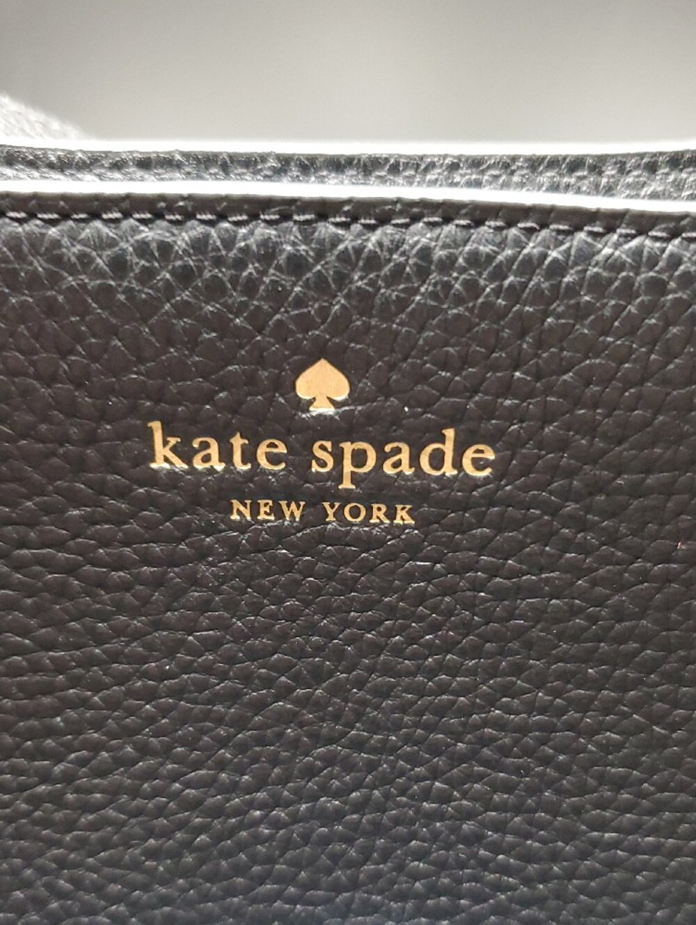 Kate Spade black pebbled leather shoulder bag with gold logo - Picture 2 of 11